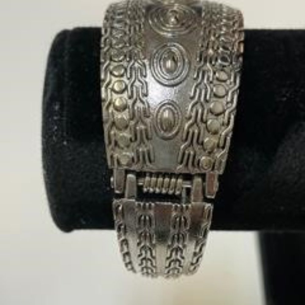 Vintage hinged bracelet